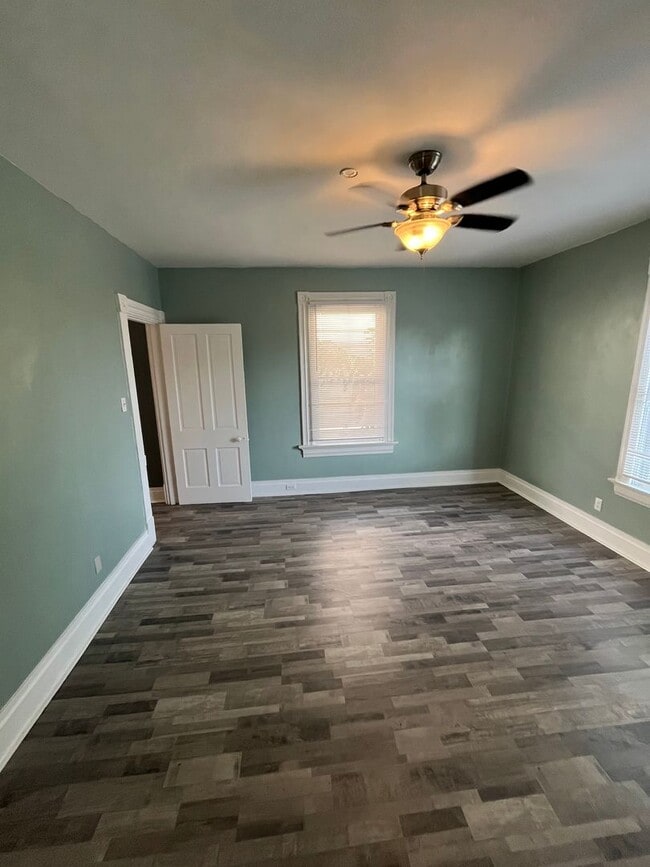 Building Photo - 2106 Lawn Ave