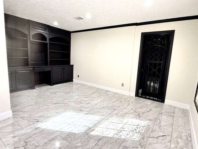 Building Photo - 2502 Lake Gardens Ct