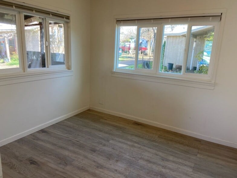 Building Photo - Arrowhead