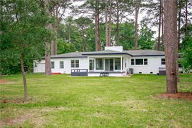 Building Photo - 4 BED/3 BATH LOCATED IN A WATERFRONT COMMU...
