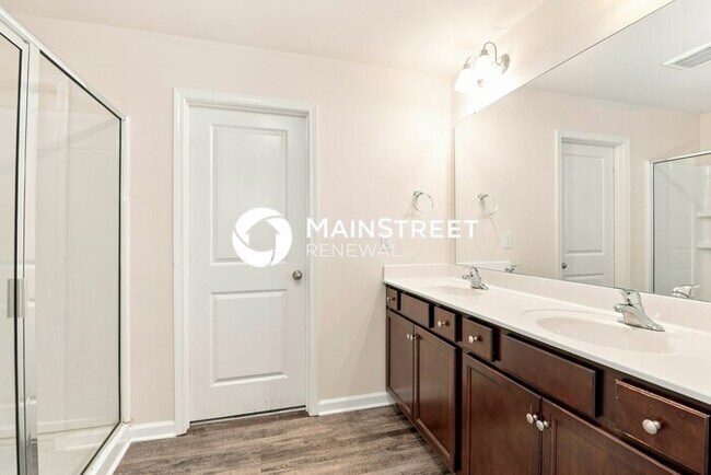 Building Photo - 3 Bedroom Pet-Friendly Home in Charlotte, NC with Main Street Renewal