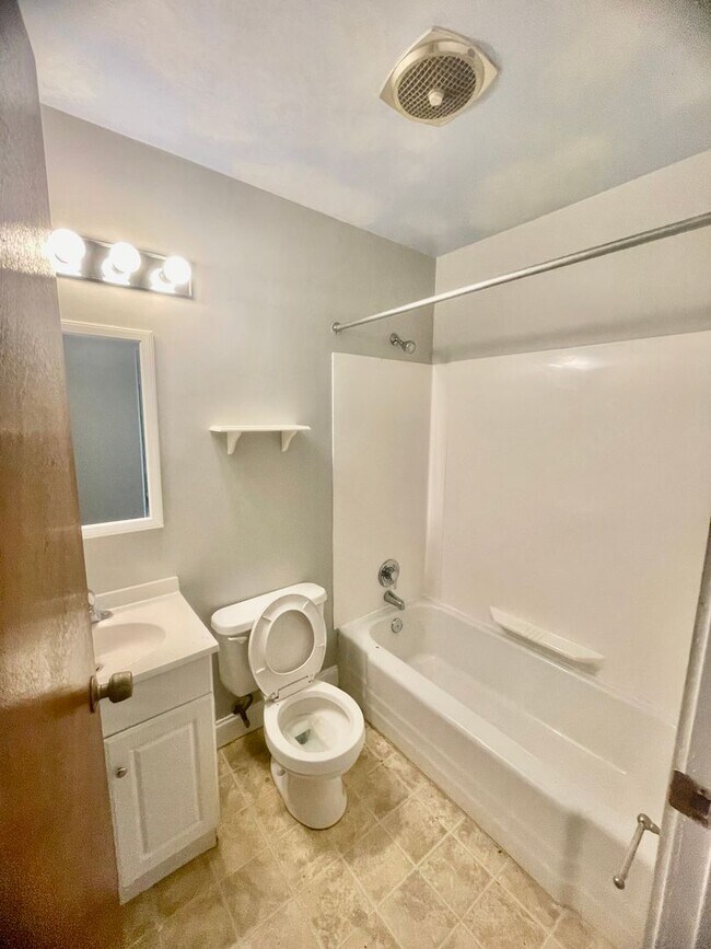 Building Photo - 3 Bed 2 Bath- Hopewell Township Pa!