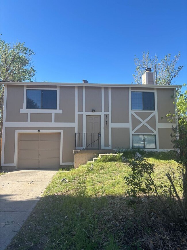 Primary Photo - 3 Bed 1 Bath Home near Aeroplaza and Power...