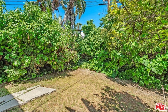 Building Photo - 2032 Holmby Ave