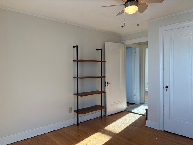 Building Photo - 934 W Shore Dr