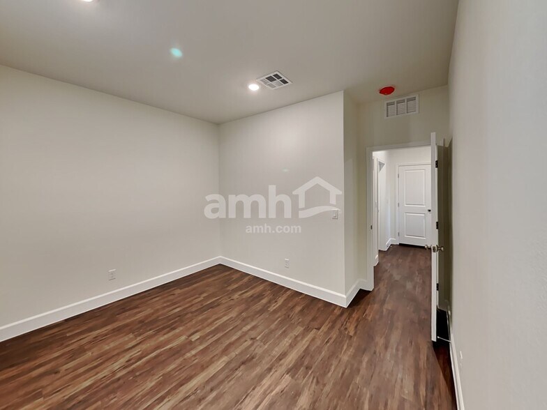 Building Photo - 585 Topiary Pk Ave