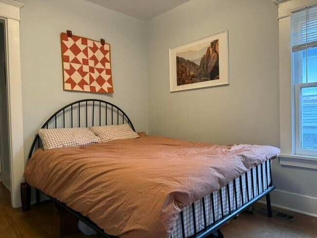 Building Photo - Spacious 2 Bed 1 Bath in Central Ballard