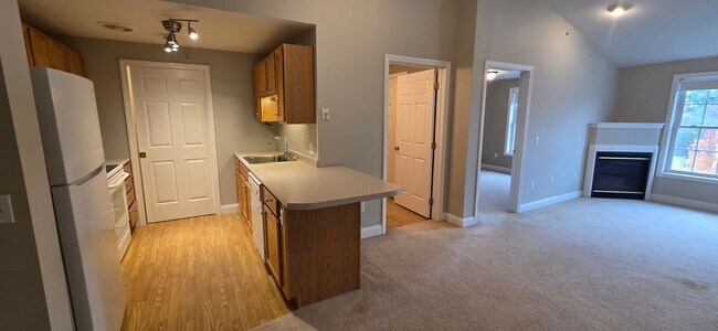Building Photo - PENDING - 2 Bedroom 2 Bath Unit-Available Now!
