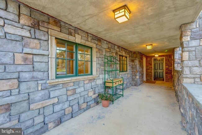Building Photo - 1057 Vista Dr