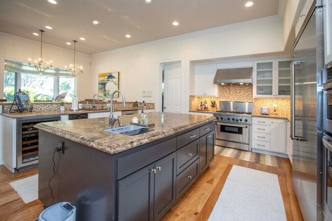 Building Photo - Stunning 4Bed/5bath Home in Kentfield