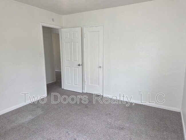 Building Photo - 222 W Fairchild Dr