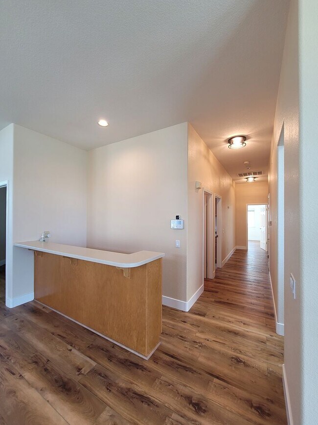 Building Photo - Stunning 2-Bed, 2.5-Bath Entertainer's Gem in Gated Summerset I