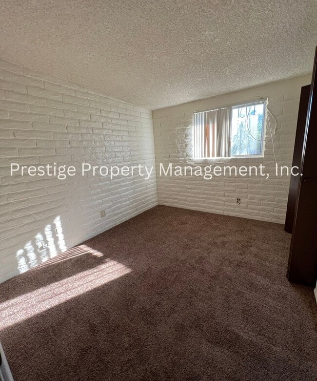 Building Photo - 4bd/2ba Southeast home with HUGE Backyard