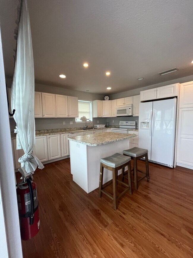 Building Photo - Flagler Beach 2BR/1.5BA Fully Furnished Upstairs Apartment – Across from the Ocean