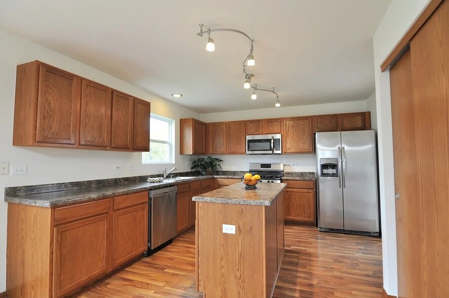 Building Photo - 1645 Prairieview Blvd