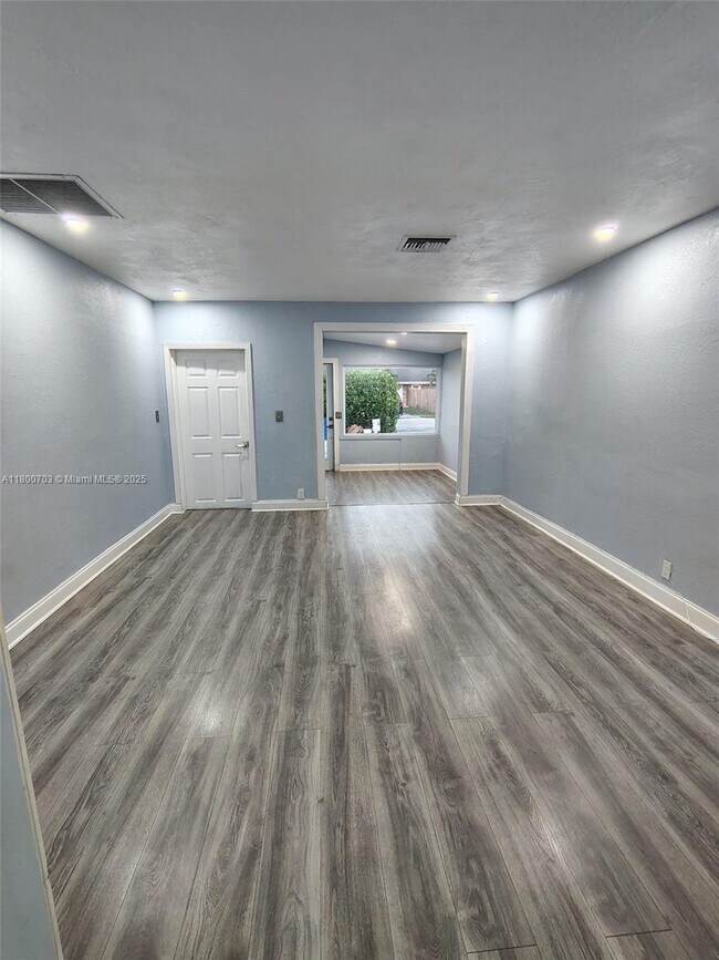 Building Photo - 115 Walker Ave