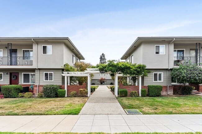 Building Photo - 1549 San Carlos Ave