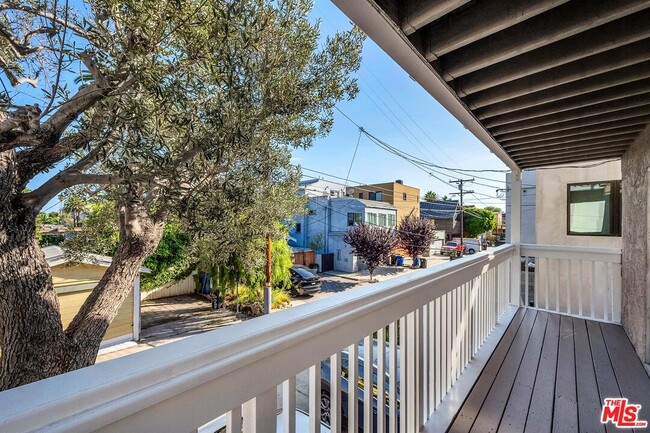 Building Photo - 466 S Venice Blvd