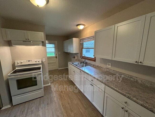 Building Photo - 1205 S Maple Ave