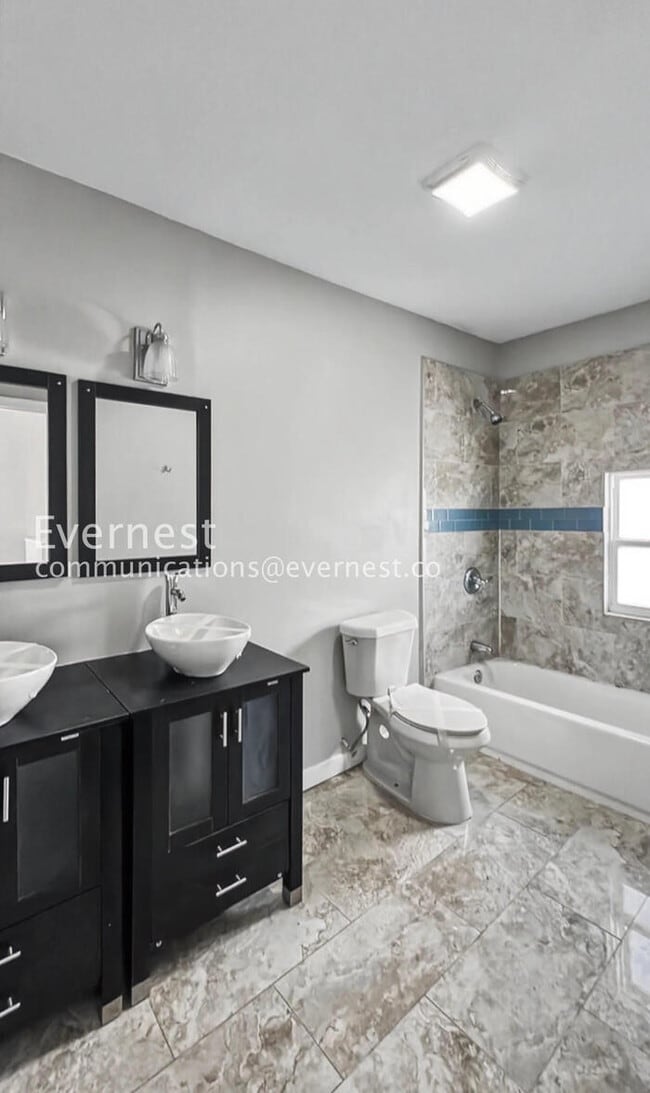 Building Photo - 4 Bed/3 Bath Home with In-Unit Laundry / Available Now!