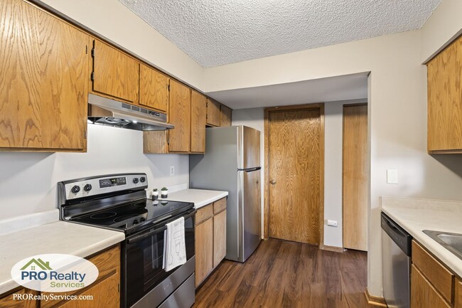 Building Photo - 3 Bedroom End Unit Townhouse