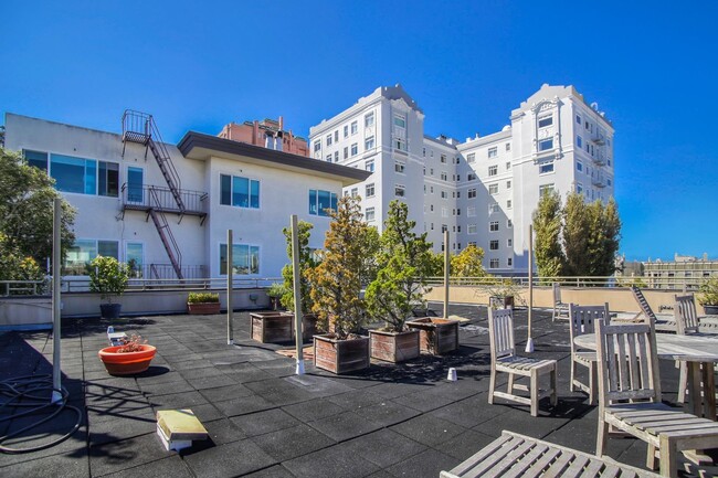 Building Photo - Newly Remodeled Two Bedroom Condo in Pacif...