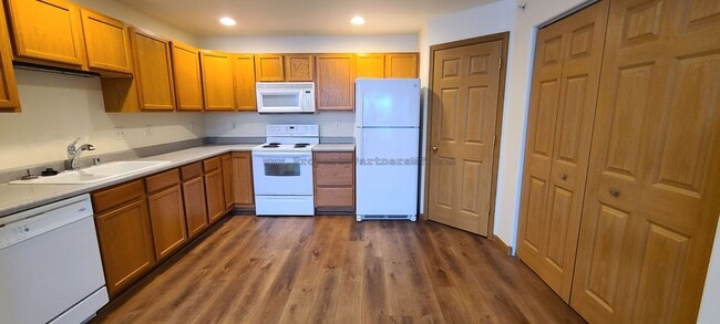 Building Photo - 3Bed 2Bath Apartment with Garage!