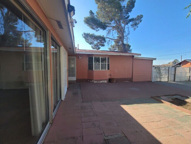 Building Photo - Ready to View!!
