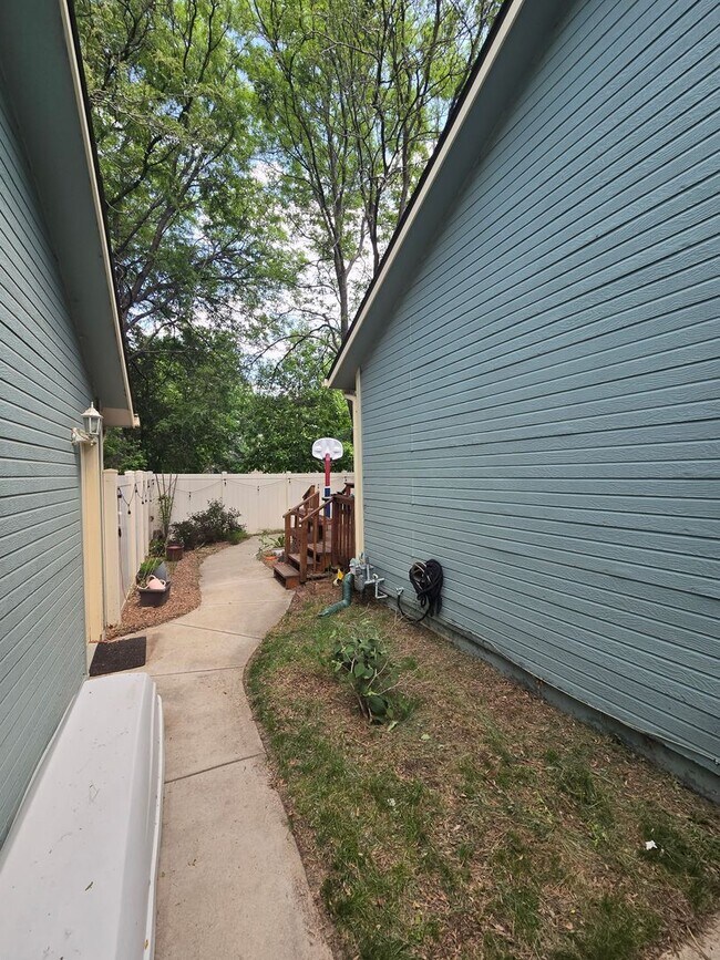 Building Photo - 3B/3B in The Shores with Finished Basement and 2 Car Garage!