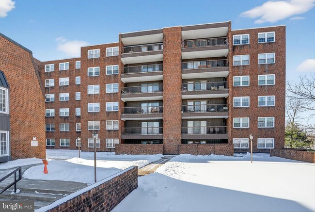 Building Photo - 215 Haddonfield Cmns