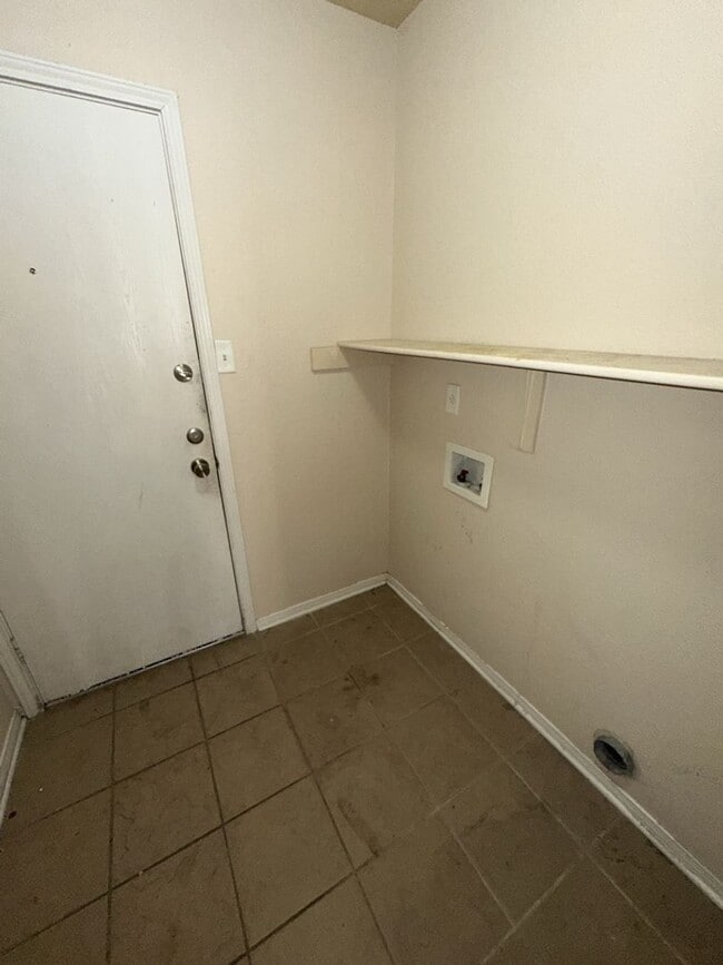 Building Photo - AVAILABLE NOW!!!