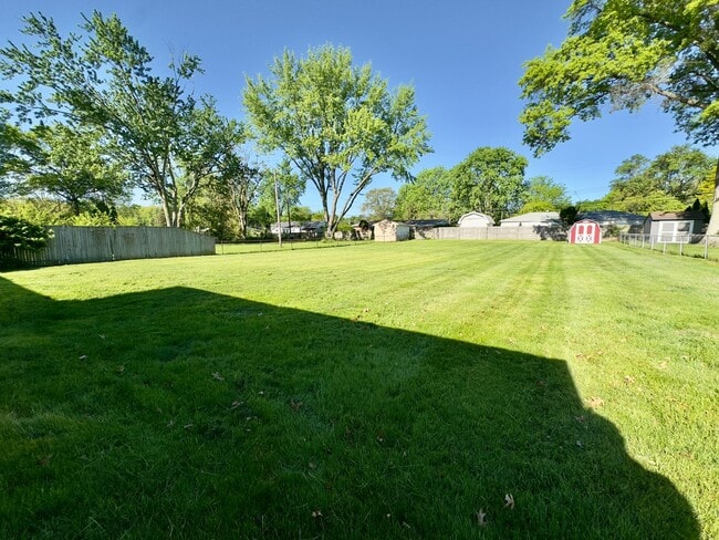 Building Photo - 5247 Silvertown Dr