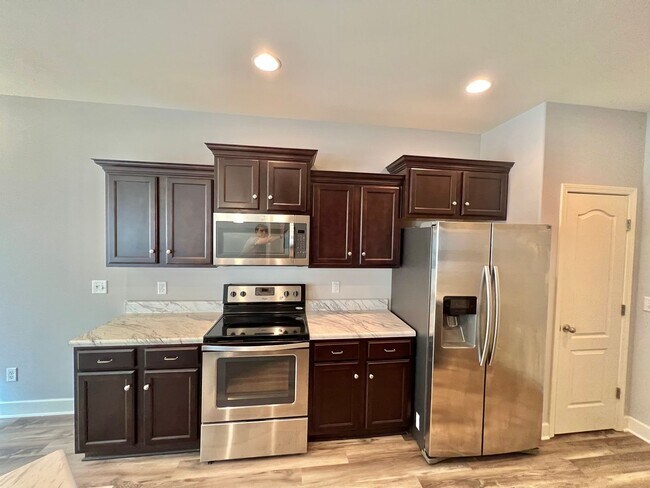 Building Photo - Single Level 3 Bed, 2 Bath Home with 2 Car Garage & Fenced Backyard