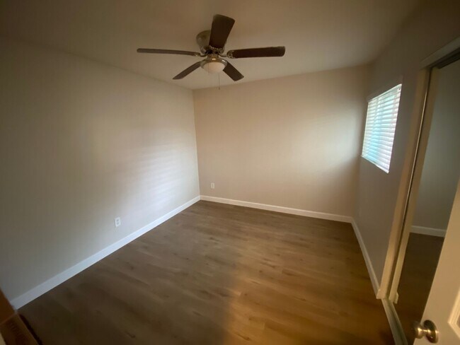 Building Photo - 3 Bed, 2 Bath First Floor Condo in Central...