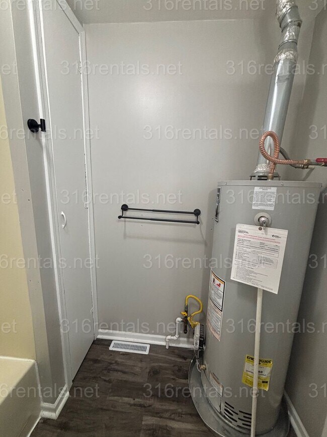 Building Photo - One bed one bath available now!