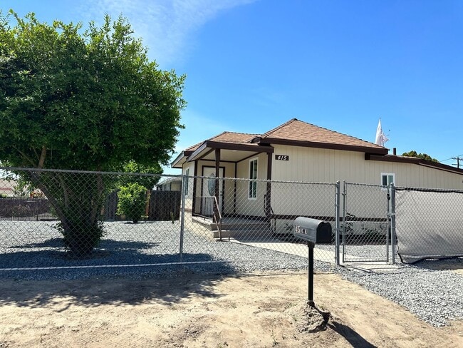 Building Photo - Updated Corner Lot Home – 2bd/2ba
