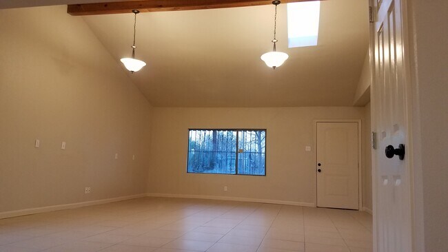 Building Photo - 422 Globe Ave