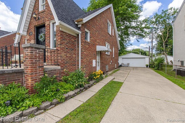 Building Photo - 122 W Houstonia Ave