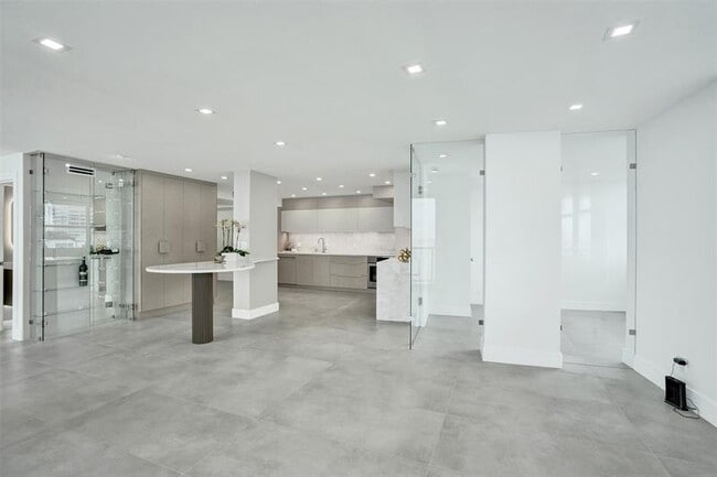 Building Photo - 209 N Fort Lauderdale Beach Blvd