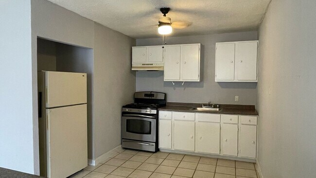Building Photo - 3-bedroom, 2-bathroom house