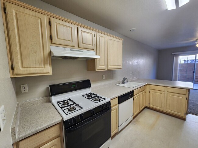 Building Photo - Beautiful townhouse in Silverado Ranch