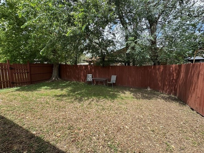 Building Photo - 2900 Lovell Dr