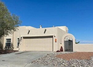 Building Photo - Adorable Towhhome Located off Foothills