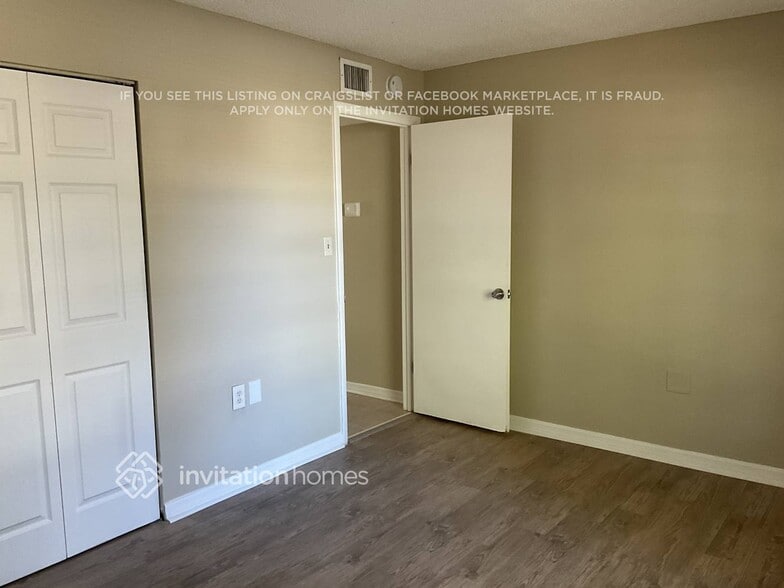 Building Photo - 1726 Lk Crst Ave