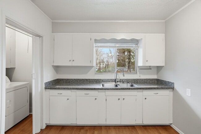 Building Photo - Spacious 3 Bedroom 1 Bath home in the Perry District!