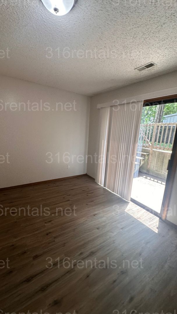 Building Photo - $895 - 2 bed 1.5 bath - Recently Remodeled...