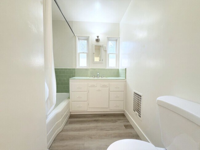 Building Photo - Coastal Charm Full of Upgrades!