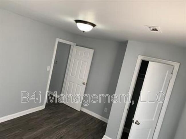 Building Photo - 1201 Lake Dr