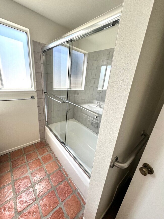 Building Photo - Charming Single Story Upgraded East End Home