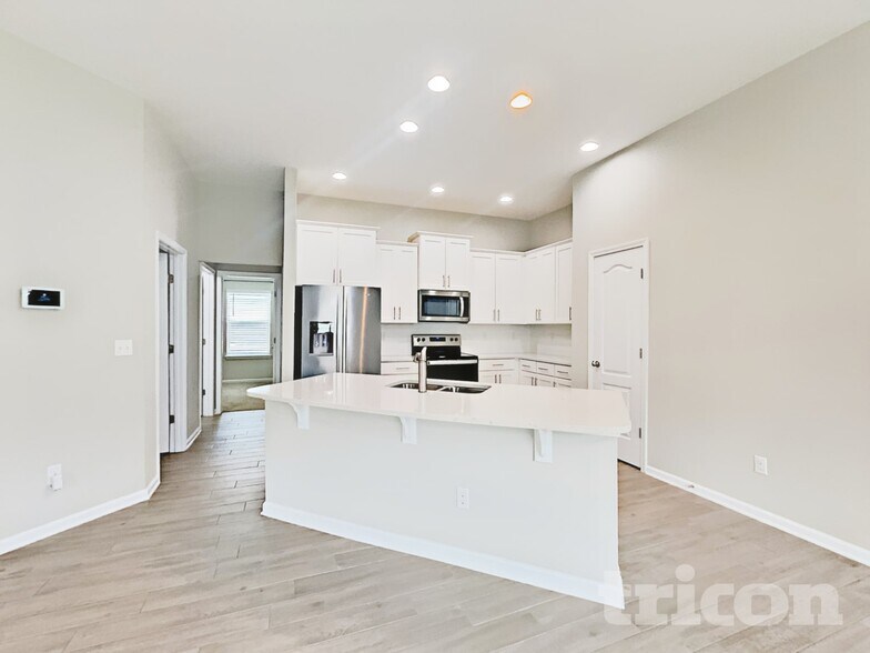 Building Photo - 606 Northside Dr S